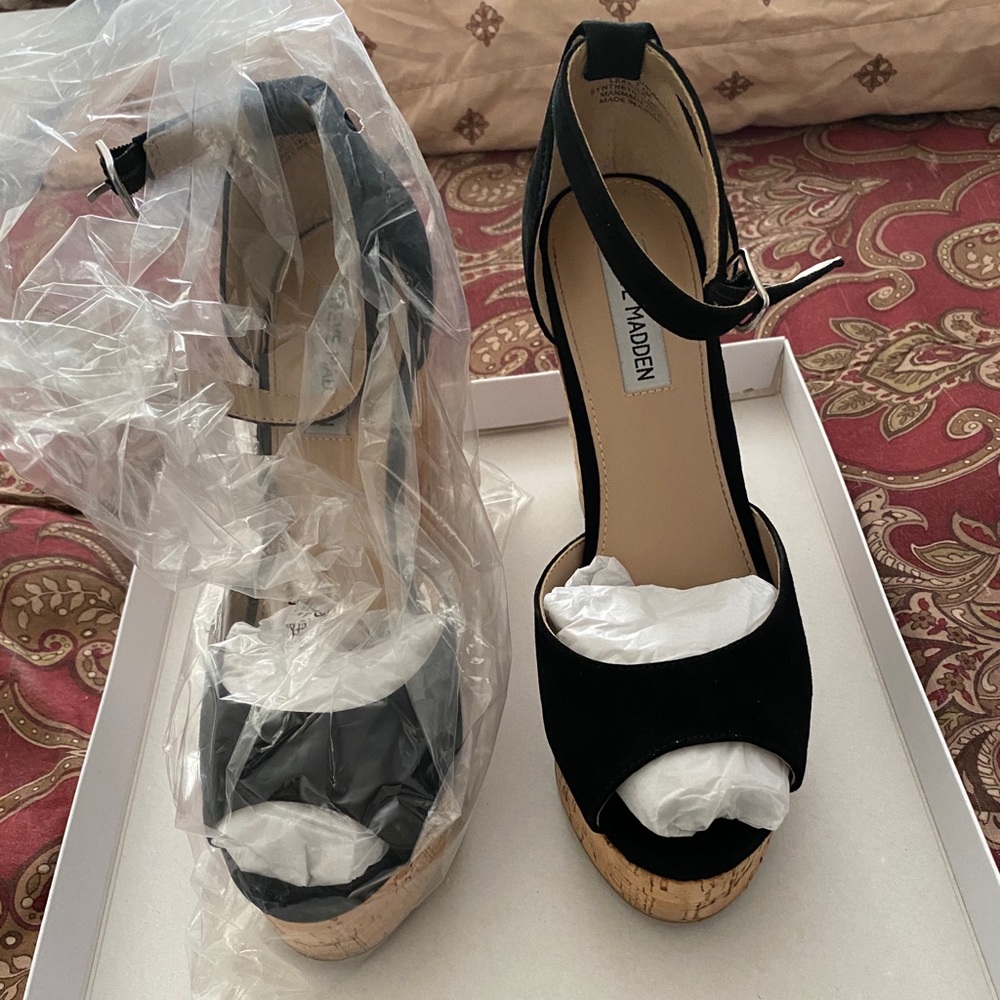 Steve Madden suede wedges in 7.5